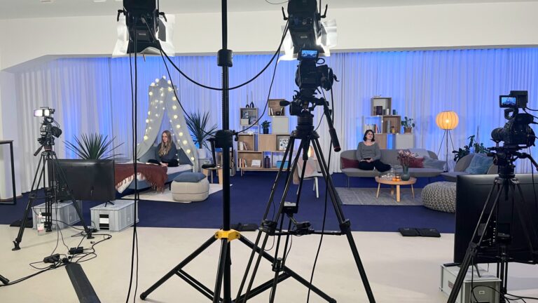 Im Vordergrund sind Kameras und im Hintergrund das Set der tolino StoryDays 2021 zu sehen.