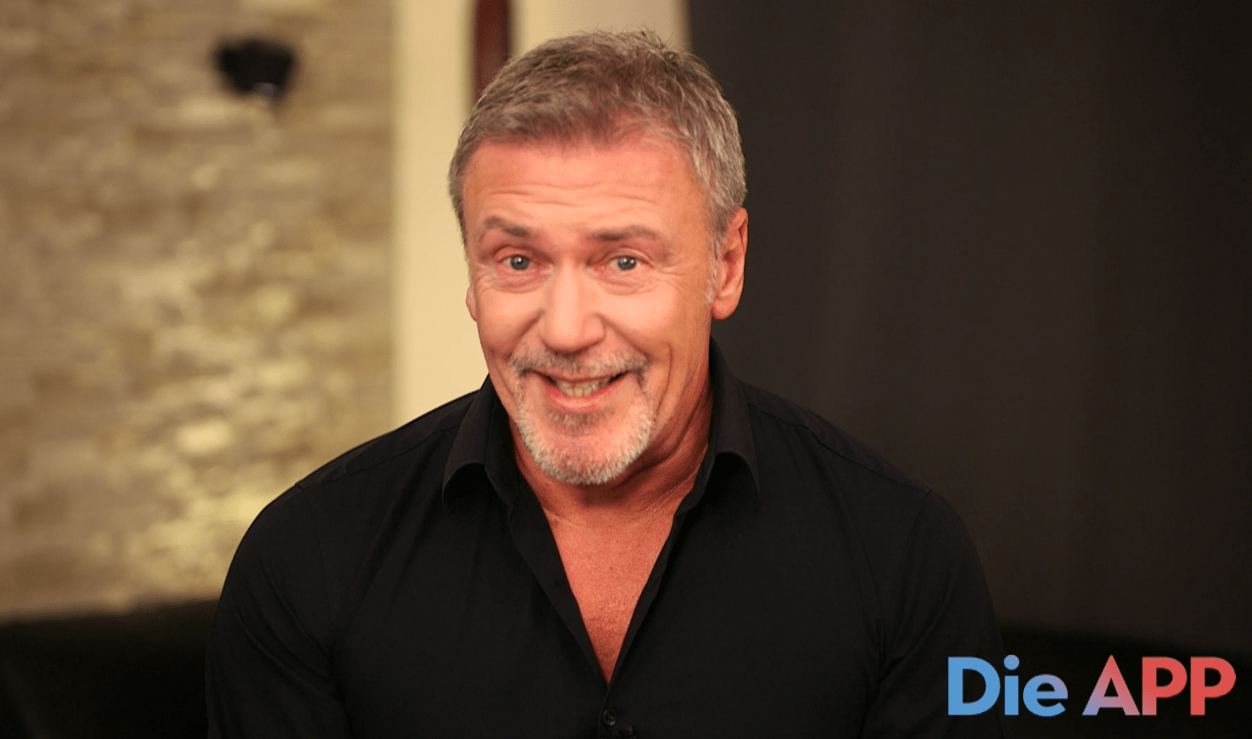 Arno Strobel schaut im Livestream in die Kamera