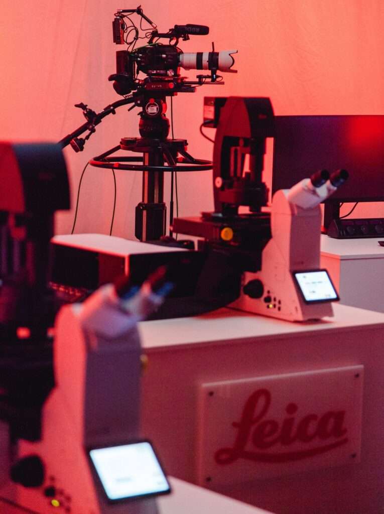 Kameras hinter Mikroskopen beim Leica Productlaunch Livestream