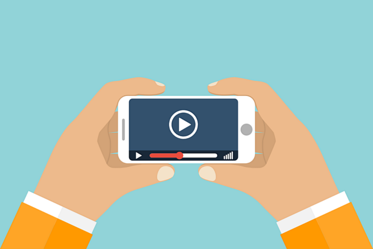 Zwei Hände halten ein Smartphone auf dem der Bildschirm zum Abspielen eines Videos gezeigt ist.