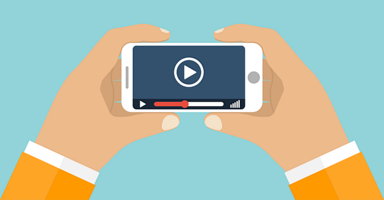 Zwei Hände halten ein Smartphone auf dem der Bildschirm zum Abspielen eines Videos gezeigt ist.