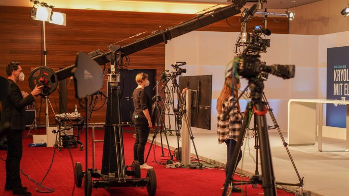 Mehrere Kameras und Personen eines Kamerateams, die diese bedienen bei einer Videoproduktion für Allergan