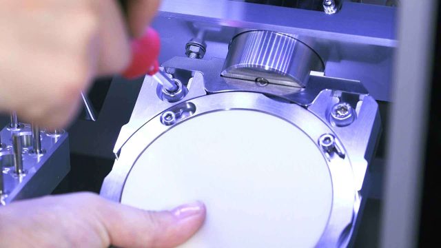 Eingespanntes Werkstück in einer Fräsmaschine von DATRON