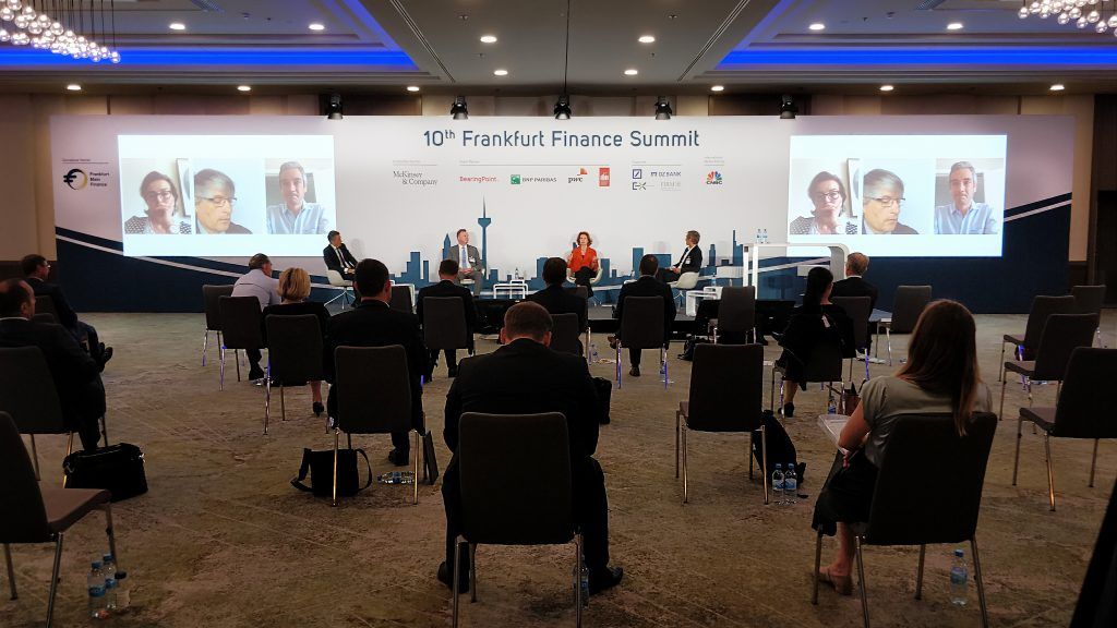 Block auf die Bühne beim Frankfurt Finance Summit inkl. Livestream