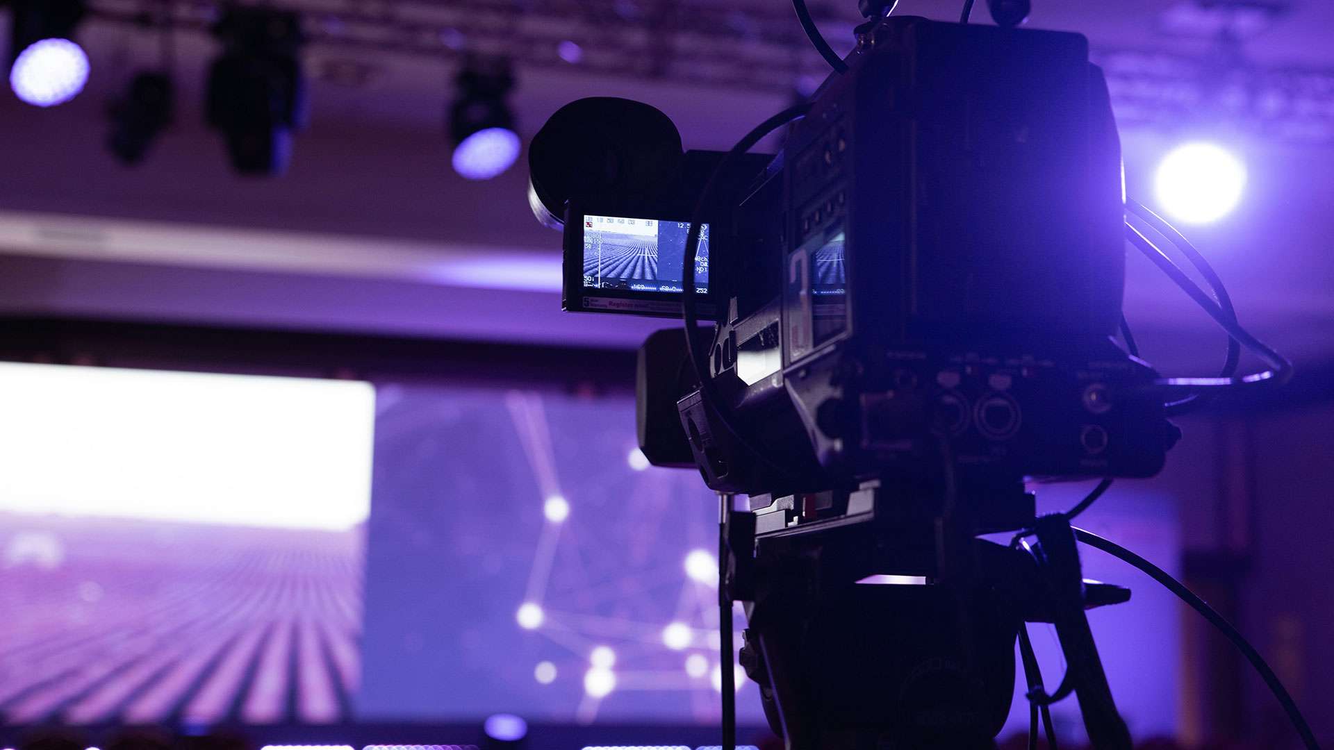 Videokamera vor einer Leinwand auf einer Livestream Produktion