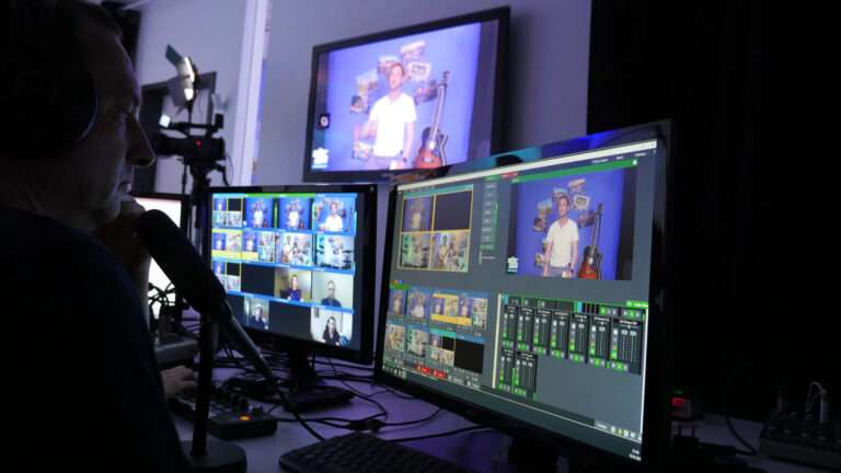 Livestream Regie mit mehreren Monitoren