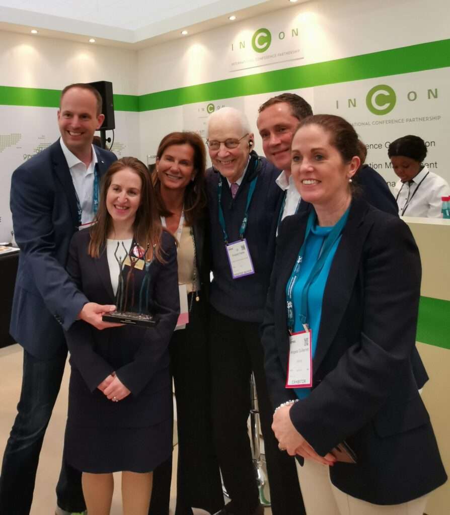 Sechs Menschen posieren nach der Preisübergabe des INCON Digital Infrastructure Award 2019 für ein Foto
