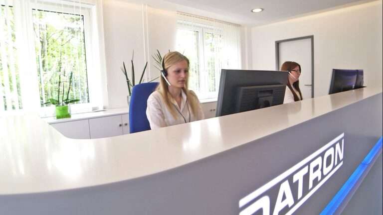 Zwei Mitarbeiterinnen des Unternehmens DATRON sitzen im Eingangsbereich der Firma und arbeiten an den Computern