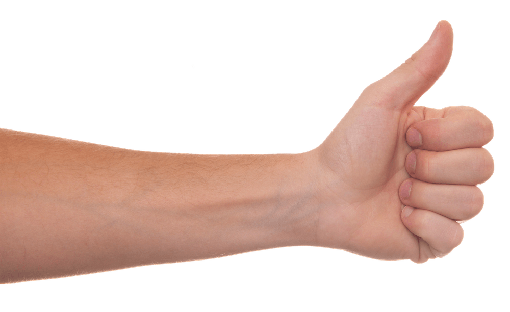 Eine linke Hand zeigt einen Daumen nach oben